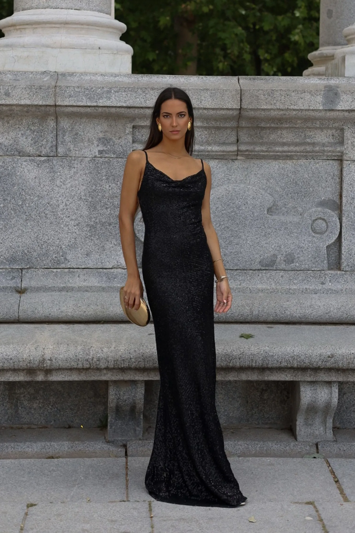 VESTIDO PRETO EM LANTEJOULAS